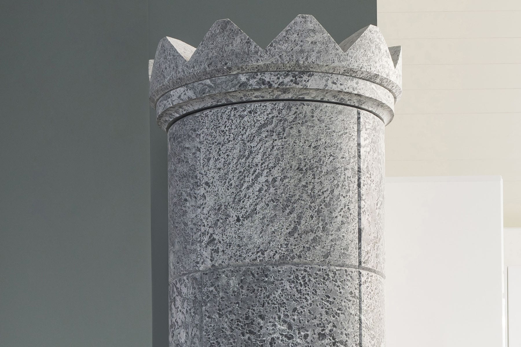 These models are available with or without a crown feature
on top.