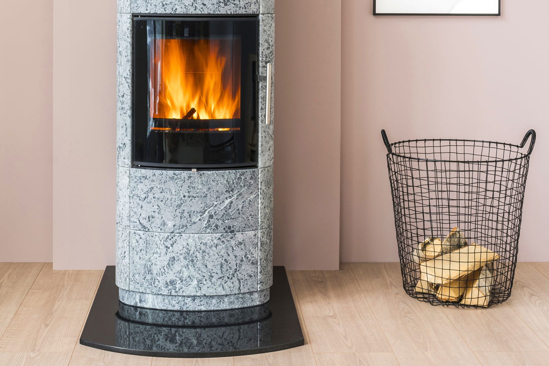 The baseplates are designed
according to the shape and placement of the stove.
We can supply suitably shaped baseplates for stoves
placed in a corner and in front of a straight wall. In
most models, the baseplates extend all the way to
the back wall and protrude on the sides in order to
create a stylish overall impression.